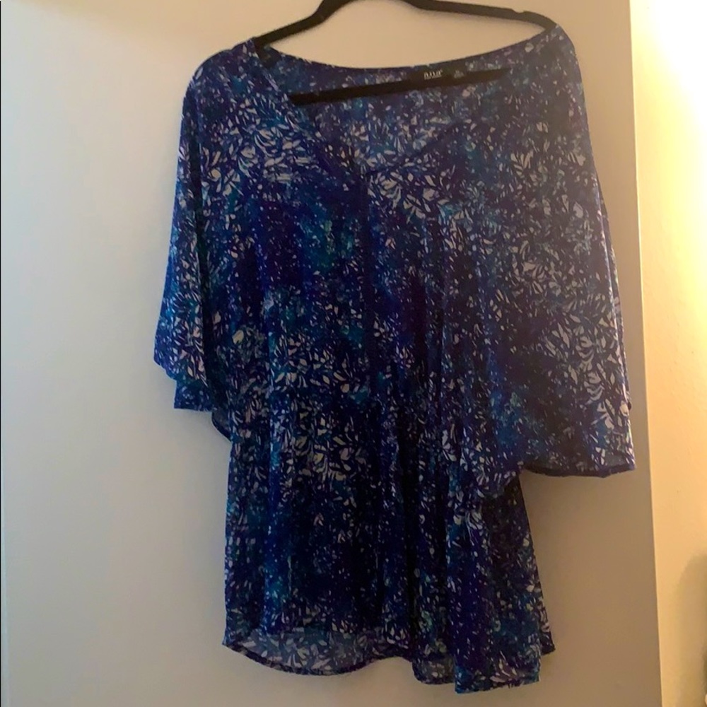 Adorable blue patterned tunic top